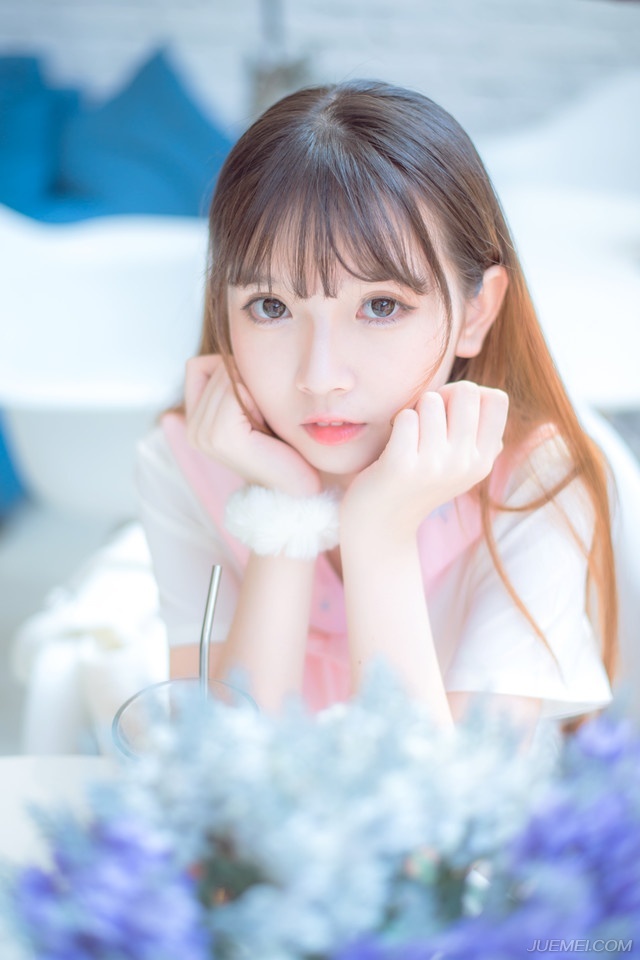 半晌之后，吕蒙红着眼眶出来，看着一片混乱的大营，厉声喝道：“都给我起来，看看你们现在，像什么样子！？”